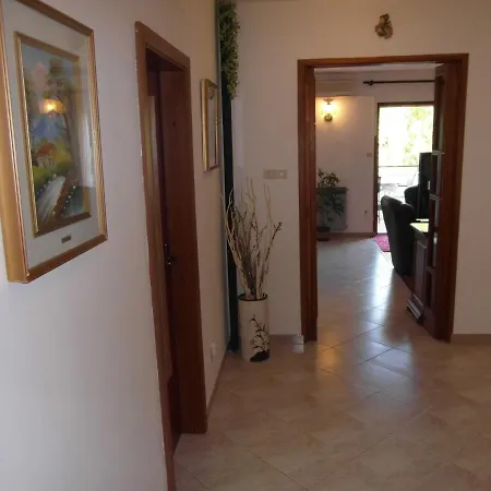Appartamento Ida, 100 M From The *
