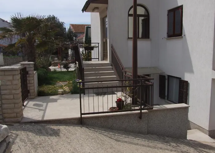 Apartment Ida, 100 M From The Pjescana Uvala