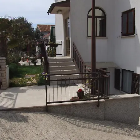 Apartment Ida, 100 M From The Pjescana Uvala