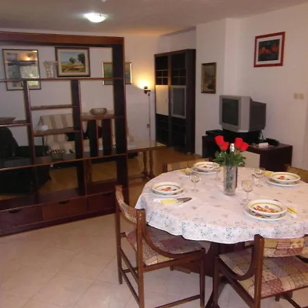 Ida, 100 M From The * Pjescana Uvala