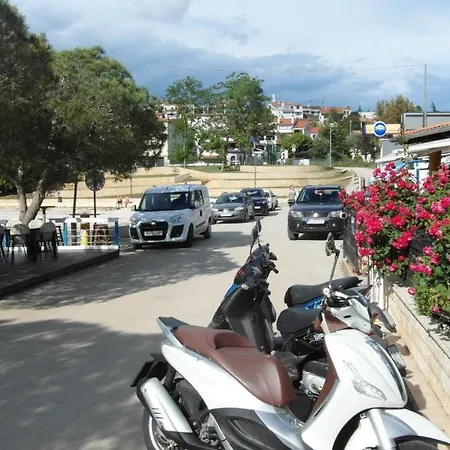 Apartment Ida, 100 M From The Pjescana Uvala